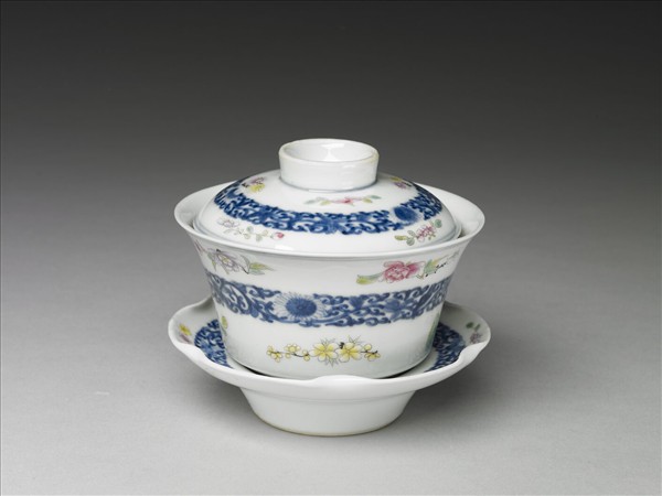 青花粉彩帶托蓋碗