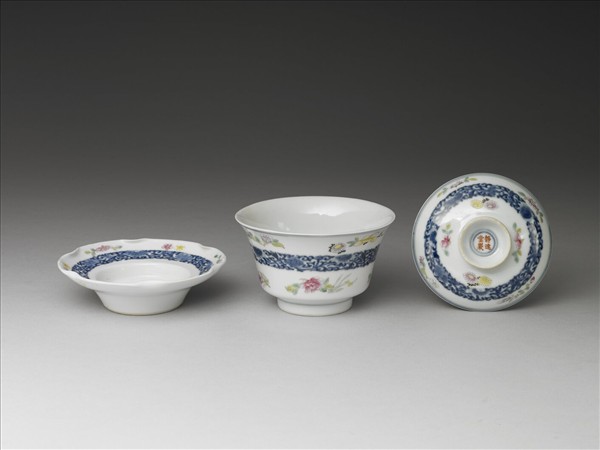 青花粉彩帶托蓋碗