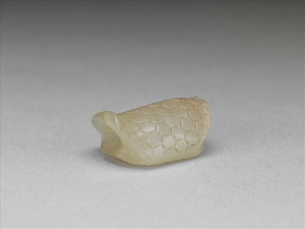 龜甲形玉墜