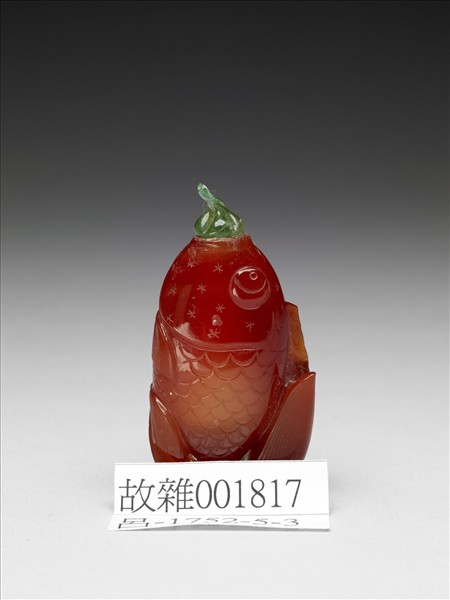 紅玉髓魚鼻煙壺