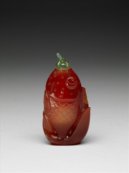 紅玉髓魚鼻煙壺