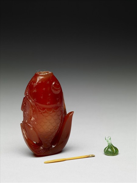 紅玉髓魚鼻煙壺