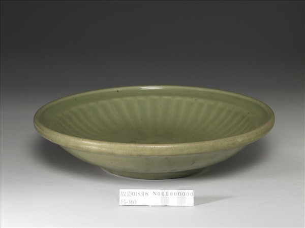 龍泉窯 青瓷菊瓣紋盤