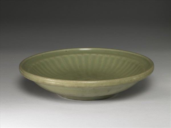 龍泉窯 青瓷菊瓣紋盤