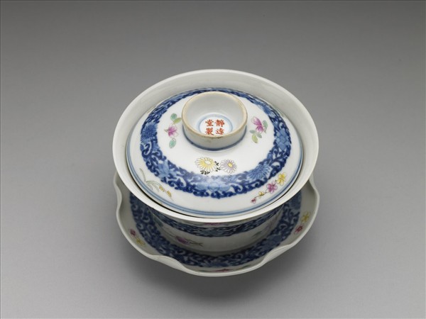 青花粉彩帶托蓋碗