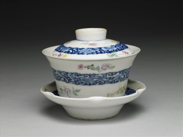 青花粉彩帶托蓋碗