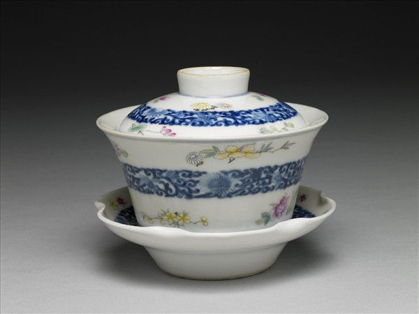 青花粉彩帶托蓋碗