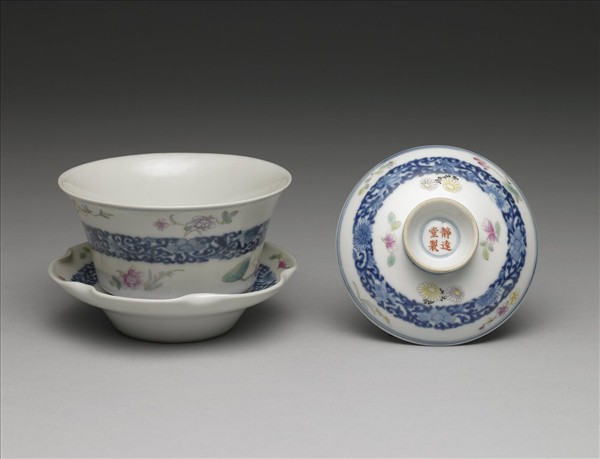 青花粉彩帶托蓋碗