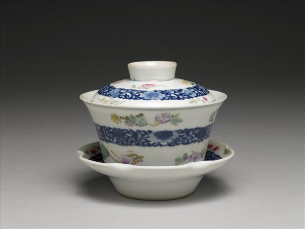 青花粉彩帶托蓋碗