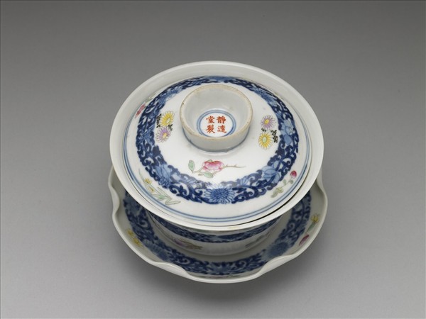 青花粉彩帶托蓋碗