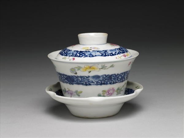 青花粉彩帶托蓋碗