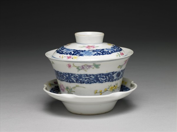 青花粉彩帶托蓋碗