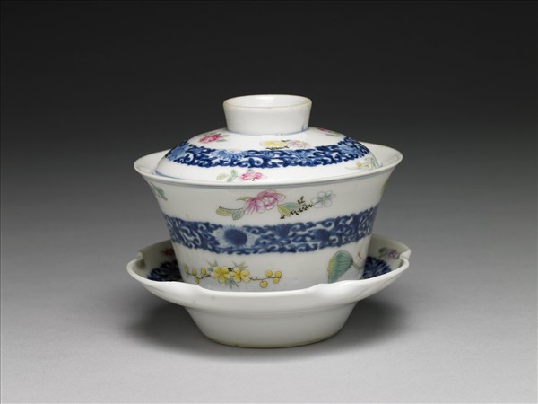 青花粉彩帶托蓋碗