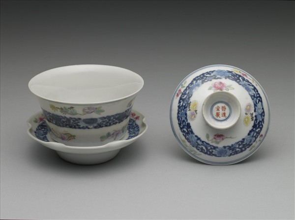 青花粉彩帶托蓋碗