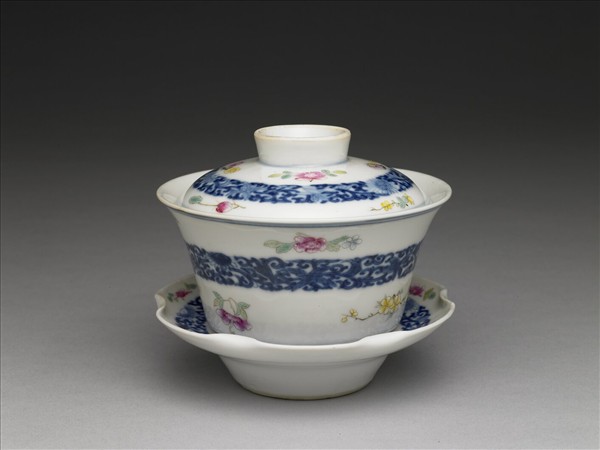 青花粉彩帶托蓋碗