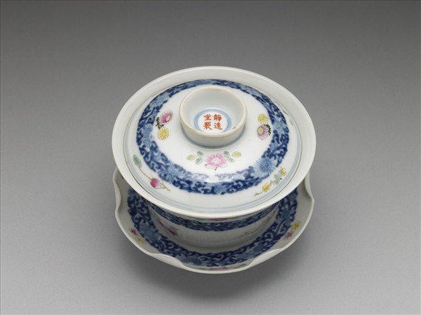 青花粉彩帶托蓋碗