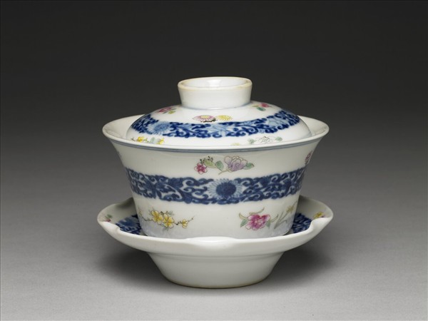 青花粉彩帶托蓋碗