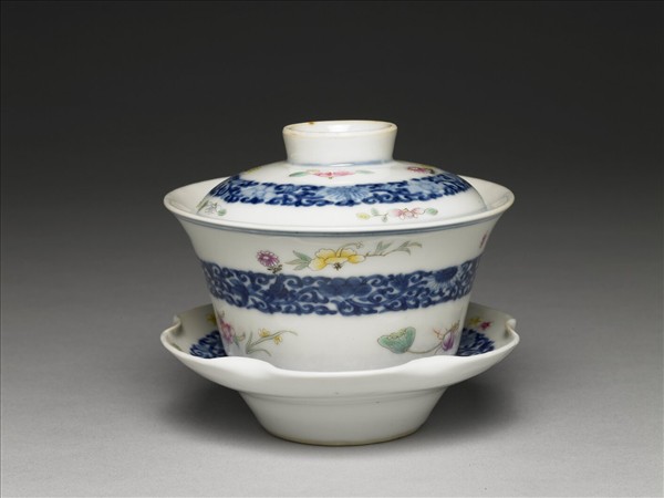 青花粉彩帶托蓋碗