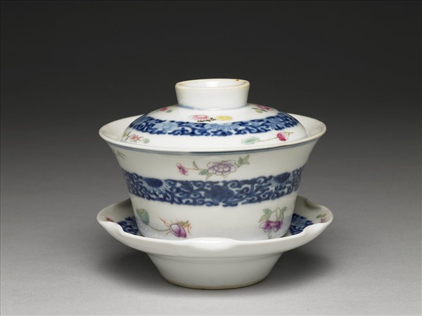 青花粉彩帶托蓋碗