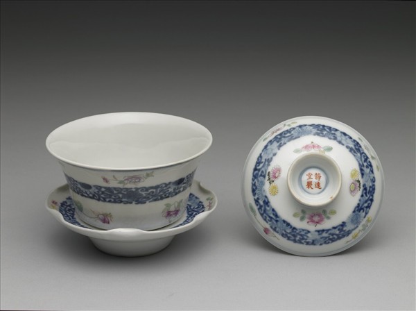 青花粉彩帶托蓋碗