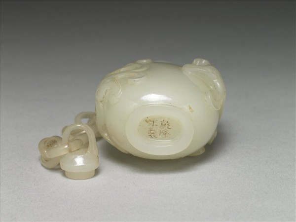 玉螭紋帶鍊鼻煙壺