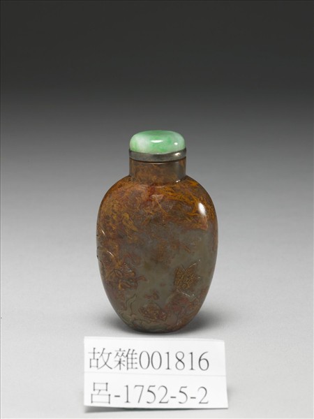 瑪瑙雙獅戲球鼻煙壺