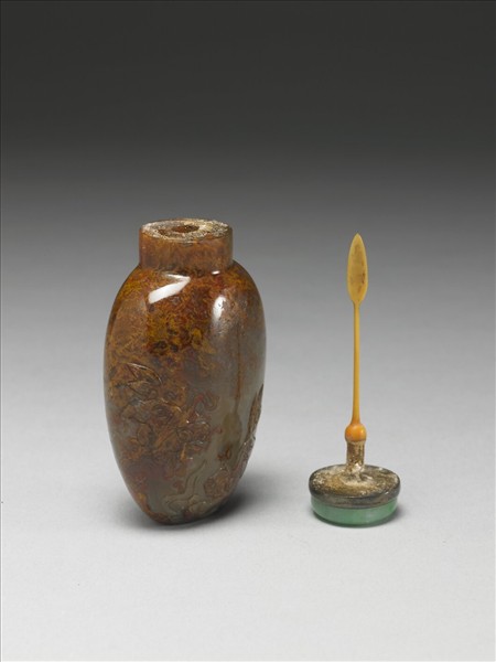 瑪瑙雙獅戲球鼻煙壺