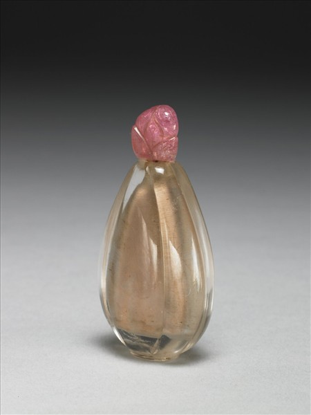 水晶瓜瓣鼻煙壺