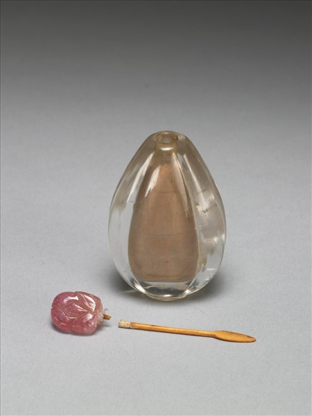 水晶瓜瓣鼻煙壺