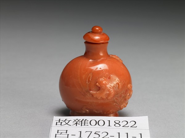 珊瑚蝙蝠祥雲鼻煙壺