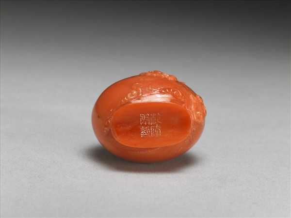 珊瑚蝙蝠祥雲鼻煙壺