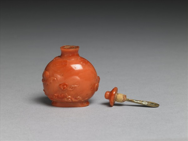 珊瑚蝙蝠祥雲鼻煙壺