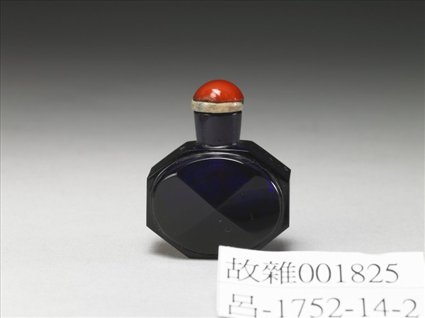 葡萄色玻璃八角鼻煙壺