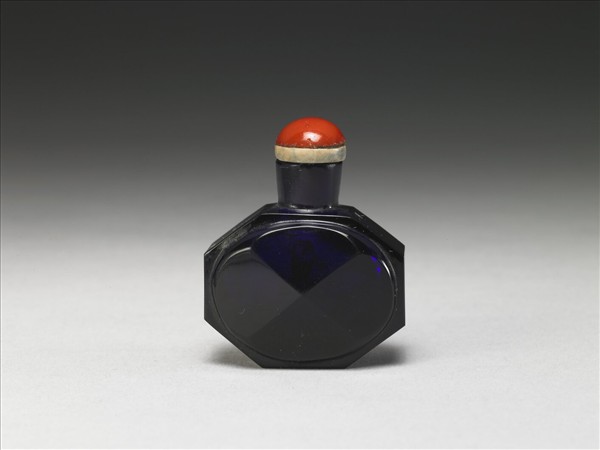 葡萄色玻璃八角鼻煙壺