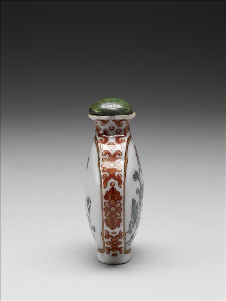 粉彩花卉紋鼻煙壺