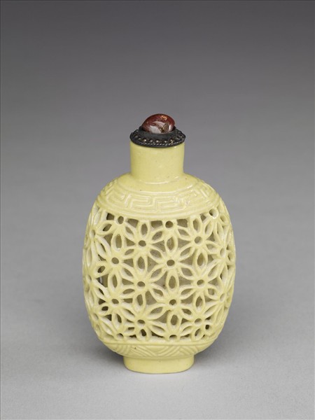 瓷胎黃釉透雕鼻煙壺