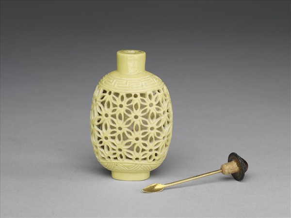 瓷胎黃釉透雕鼻煙壺
