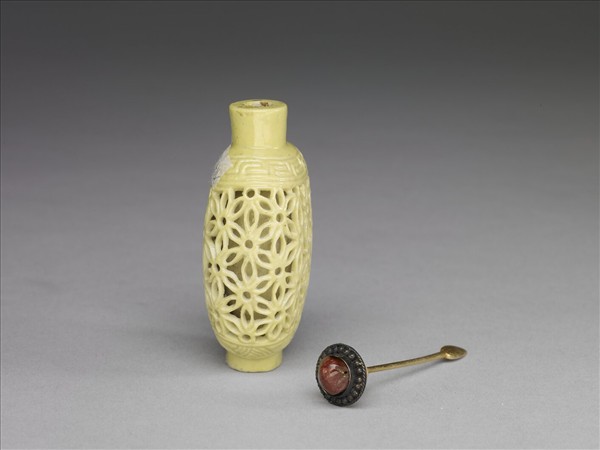 瓷胎黃釉透雕鼻煙壺