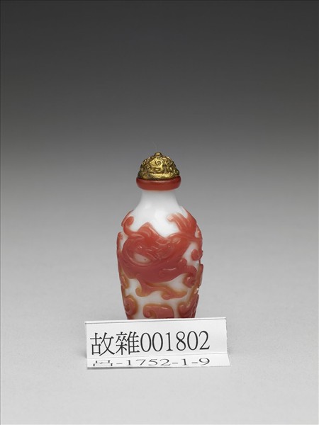 白套紅玻璃螭紋鼻煙壺