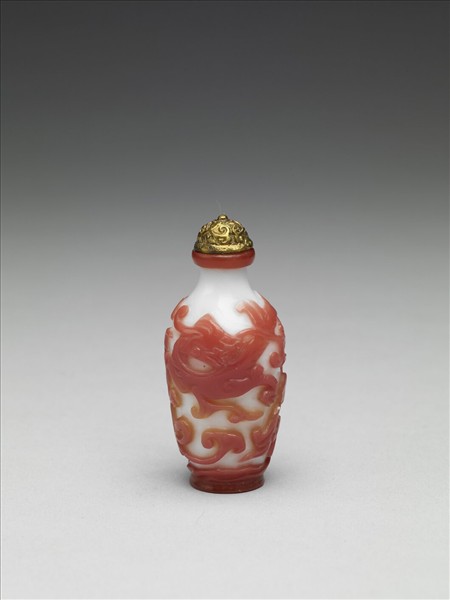 白套紅玻璃螭紋鼻煙壺