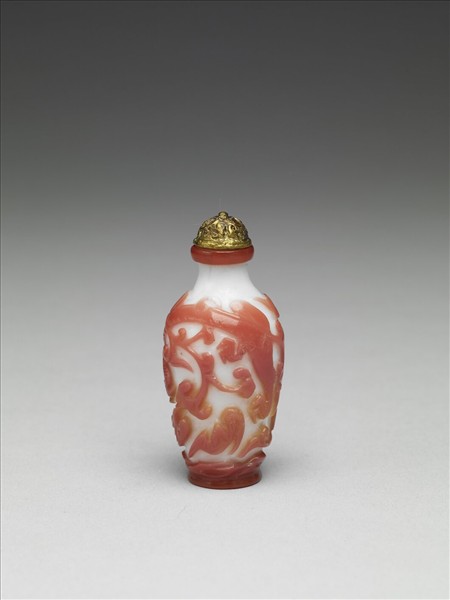 白套紅玻璃螭紋鼻煙壺