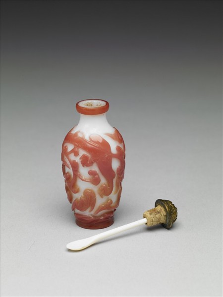 白套紅玻璃螭紋鼻煙壺