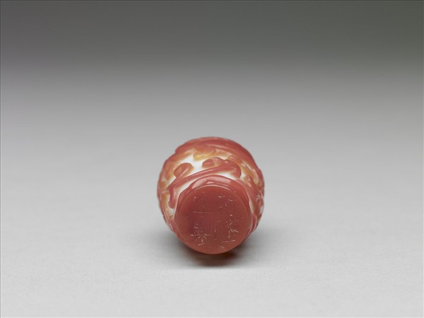 白套紅玻璃螭紋鼻煙壺