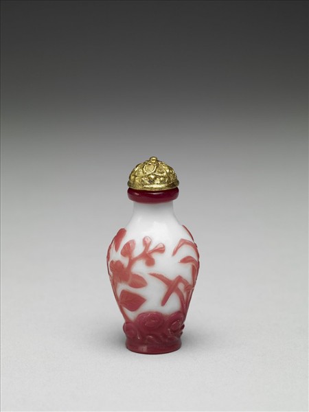 白套紅玻璃花蝶鼻煙壺