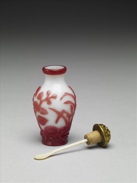白套紅玻璃花蝶鼻煙壺