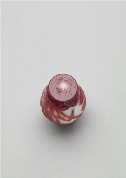 白套紅玻璃花蝶鼻煙壺