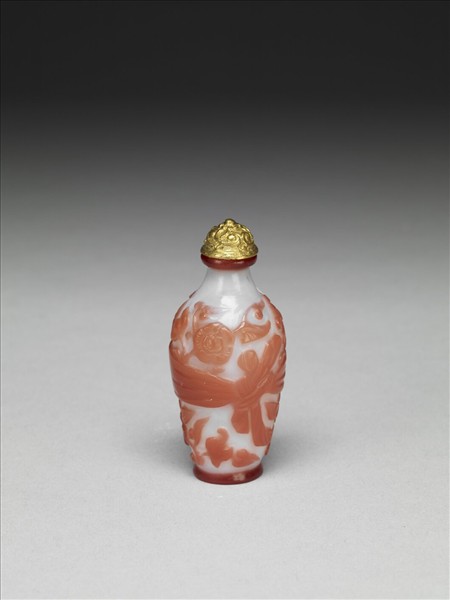 白套紅玻璃包袱紋鼻煙壺