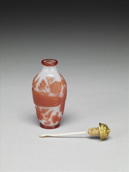 白套紅玻璃包袱紋鼻煙壺