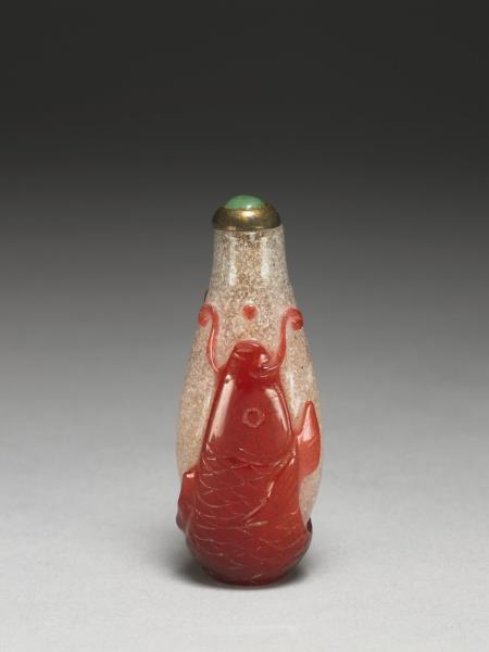 霏雪地套紅玻璃鯉魚戲珠鼻煙壺