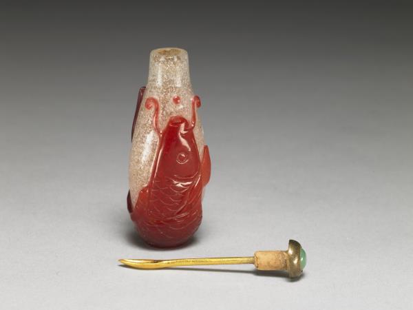 霏雪地套紅玻璃鯉魚戲珠鼻煙壺